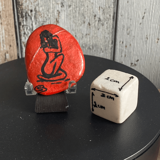 Femme sur fond rouge
