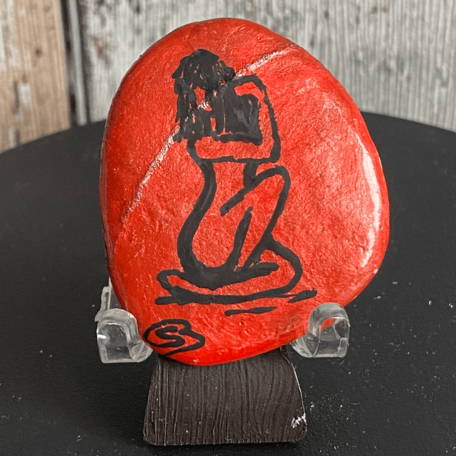 Femme sur fond rouge