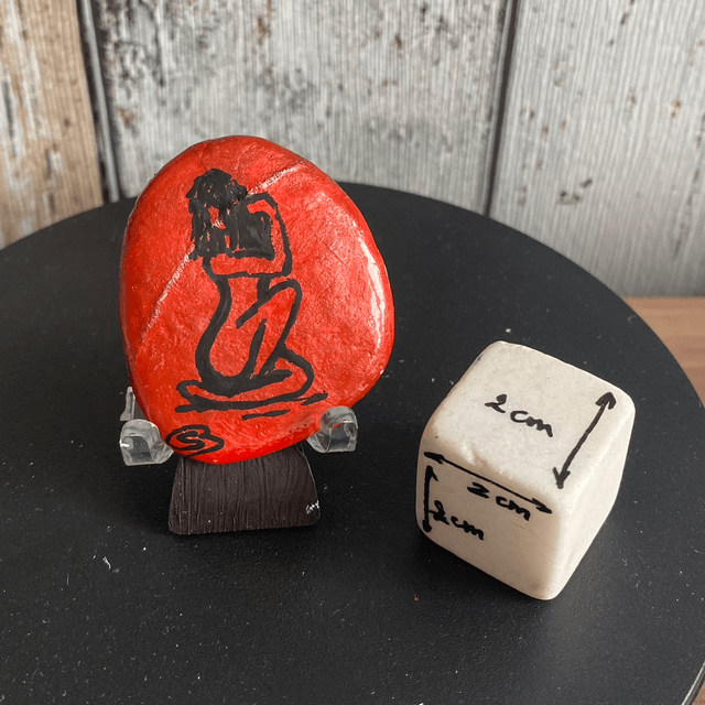 Femme sur fond rouge