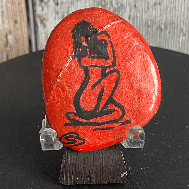 Femme sur fond rouge